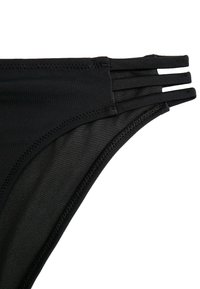 Parte inferior de bikini negra con una textura suave, forma triangular y tres tiras estrechas a cada lado para un ajuste ajustable.