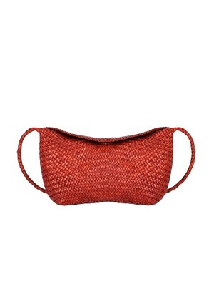 Borsa clutch intrecciata rossa con chiusura a patta e due manici corti su ogni lato, mostrata su sfondo bianco.