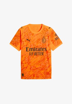 Maillot à manches courtes de l'AC Milan en orange vif avec des motifs abstraits, arborant le logo noir "Emirates" et le branding Puma sur les manches.