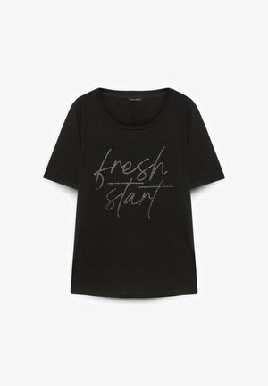 Czarny t-shirt z krótkim rękawem i dekoltem w serek z błyszczącym napisem „fresh start” w stylu kursywy na przodzie.
