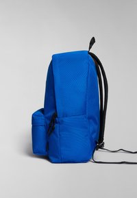 Zaino blu con tessuto testurizzato, spallacci neri regolabili, una tasca laterale e un passamano superiore. Design compatto e dalla linea moderna.