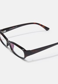 Ochelari de vedere tortoise brown cu lentile rectangulare și un design elegant, unghiular. Prezintă accesorii din metal și branding subtil pe braț.