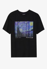 T-shirt noir en coton avec un imprimé "Nuit étoilée" de Vincent van Gogh. Manches courtes, col rond et détails d'art vibrants en bleu et jaune.