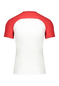 Maniche corte rosse e retro con corpo bianco, realizzato in tessuto liscio. Presenta un design aderente e colletto rotondo. Senza loghi visibili.