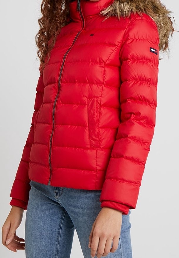 Rød dunjakke med horisontalt quiltet design, lynlåslukning og høj krave. Har en hætte med kunstpelskant og ribbede manchetter.