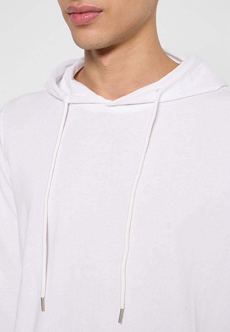 Witte hoodie met een koord, lange mouwen en een zachte textuur. Kenmerkt zich door een eenvoudig ontwerp zonder patronen of zichtbare merknamen.