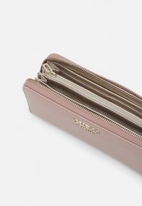 2023 summer purse trend