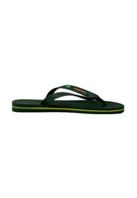 Groene rubberen flip-flops met een gestructureerd voetbed, smalle banden met een accent van de Braziliaanse vlag, en een zool met gele en groene strepen.