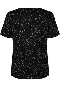 Schwarzes T-Shirt mit rundem Ausschnitt und kurzen Ärmeln, verziert mit weißen Punkten, die gleichmäßig über den Stoff verteilt sind.