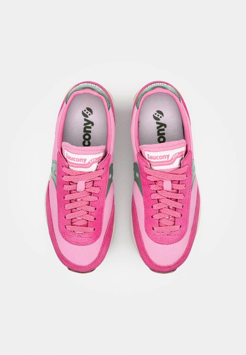 Różowe sneakersy z połączeniem gładkich i teksturowanych materiałów, z zielonymi akcentami, z amortyzowaną podeszwą i tonalnymi sznurówkami. Widoczne logo Saucony.