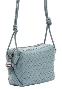Borsa crossbody in pelle intrecciata di colore blu chiaro con chiusura a zip, tracolla regolabile e dettagli metallici in argento. Forma rettangolare compatta.