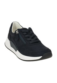 Baskets en daim bleu marine avec un laçage, fermeture éclair sur le côté, semelle blanche et accents gris texturés au niveau du talon pour une meilleure adhérence et un soutien supplémentaire.