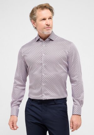 Camicia da uomo con bottoni e motivo geometrico in rosa e blu navy, realizzata in cotone, con maniche lunghe e colletto classico.