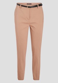 Pantalons beige ajustés avec une ceinture noire à boucle dorée, poches avant et plis nets pour un look soigné.