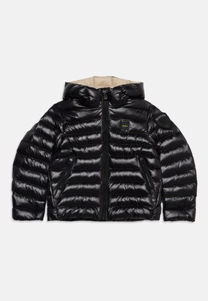 Doudoune noire brillante avec capuche, fermeture éclair à l'avant, deux poches zippées et écussons de marque sur la poitrine et la manche gauche.