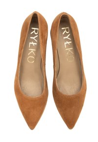 Par čevljev iz rjave suede usnje z ostro konico, z bež usnjenimi in soles in z zlatim logotipom "RYŁKO" znotraj.