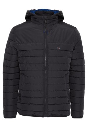 Mustapufferi takki hupulla, jossa on va_horizontal quilting -muotoilu, etuvetoketjukiinnitys ja pieni kolmen värin logo rinnassa.