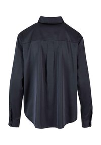 Zwarte langslijfs shirt met een button-down kraag, achterkant met plooi-detail en omgeslagen mouwen met een gladde, glanzende textuur.