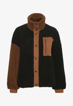 Schwarze und braune Fleecejacke mit hohem Kragen, einer Druckknopfleiste und einer nach innen geöffneten Brusttasche. Strukturierter Stoff und kontrastierende Farbtöne.