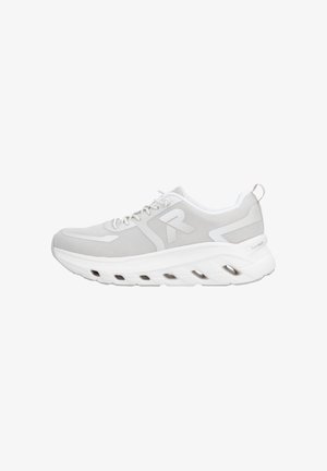 Baskets athlétiques gris clair avec dessus en mesh, design à lacets, semelle épaisse et rembourrée avec découpes de ventilation, et logo de marque sur le côté.