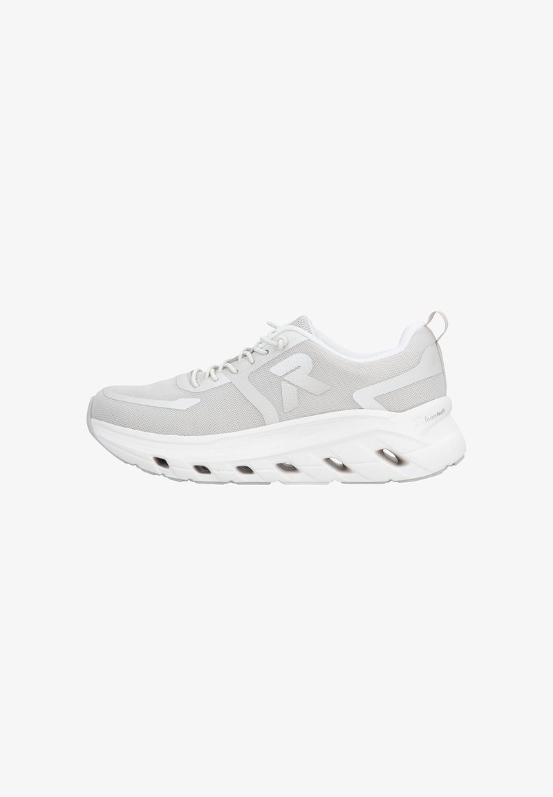 Baskets athlétiques gris clair avec dessus en mesh, design à lacets, semelle épaisse et rembourrée avec découpes de ventilation, et logo de marque sur le côté.