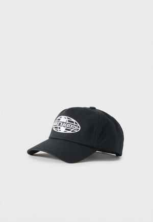 Sort baseballcap med buet skygge med hvidt broderet globuslogo og tekst på frontpanelet mod en ensfarvet baggrund.