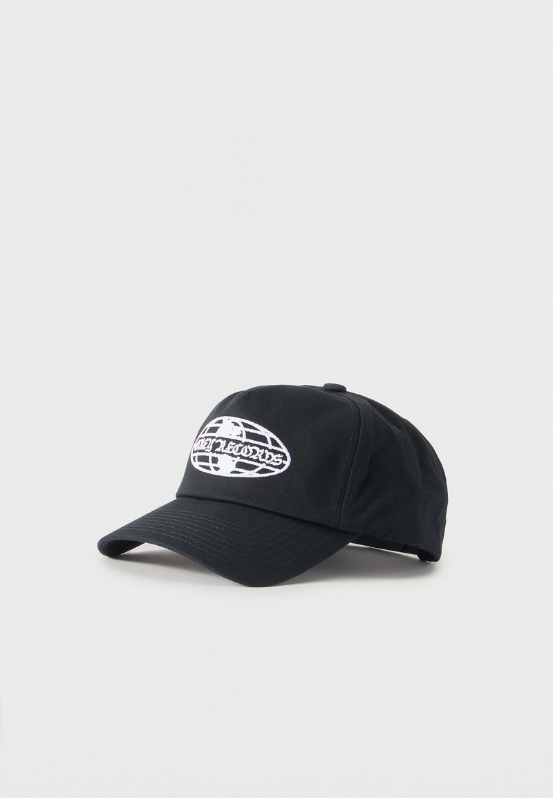 Μαύρο καπελάκι του μπέιζμπολ με κυρτή γείσο, με λευκό κεντητό λογότυπο γης και κείμενο στο μπροστινό πάνελ, πάνω σε απλό φόντο.