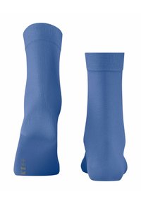 Blaue Socken mit glatter Textur, gerippten Bündchen und nahtlosem Design. In aufrechter Position präsentiert, um beide Seiten hervorzuheben.