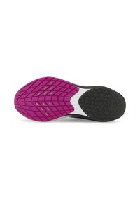 Suela de zapato deportivo con un diseño texturizado, una entresuela rosa y una suela exterior de goma negra, destacada con patrones antideslizantes y orificios de drenaje.