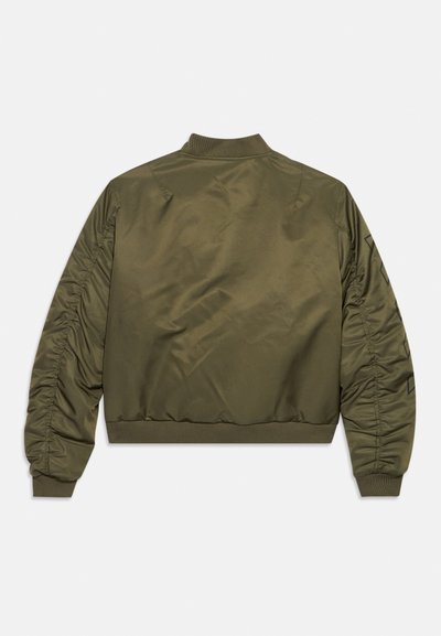 Αντιανεμικό μπουφάν σε ελιά πράσινο με ριμπ γιακά, μανσέτες και τελείωμα, με ρυθμιζόμενα μακριά μανίκια και διακριτικό γεωμετρικό τύπωμα στο δεξί χέρι.