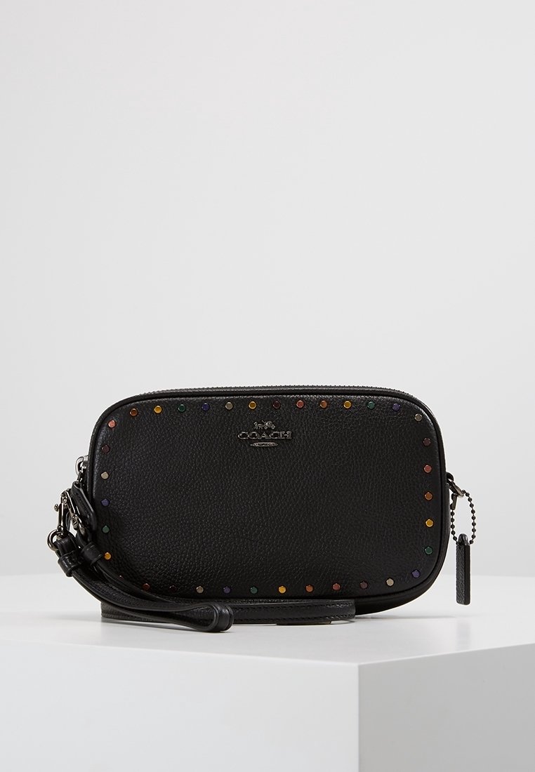 Borsa a tracolla Coach in pelle nera con borchie colorate lungo il bordo, caratterizzata da un logo frontale, chiusura con cerniera e tracolla removibile.