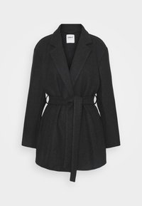 Blazer nero in misto lana con maniche lunghe, vita regolabile con cintura, revers a scollo e taglio dritto; design minimalista senza hardware visibile.