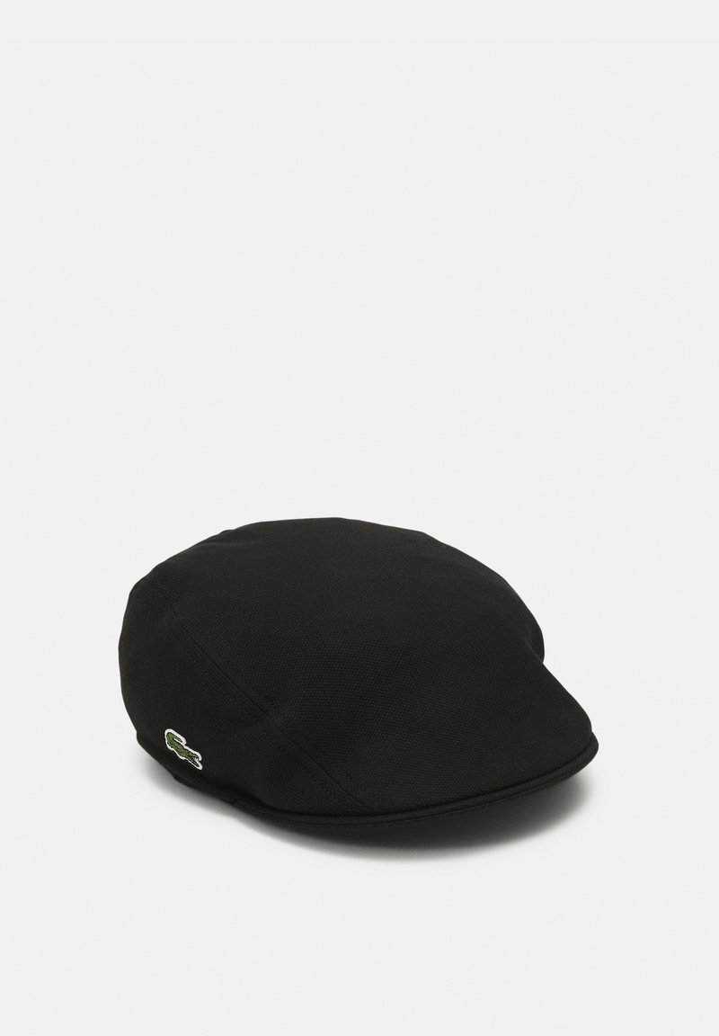 Boné preto com aba plana, feito de tecido trançado com uma textura suave. Apresenta um pequeno logótipo verde bordado na lateral.