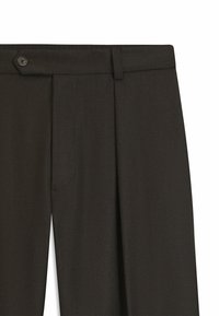 Pantaloni su misura marrone scuro con tessuto testurizzato, pieghe frontali e chiusura con bottone in vita. Finitura liscia con una silhouette classica.