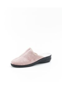 Chausson en velours rose à enfiler avec un extérieur texturé, une semelle intérieure rembourrée et une semelle en caoutchouc noir. Forme courbée avec des accents en crème.