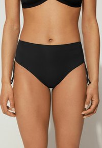 Černé bikinové spodky s vysokým pasem, bočními vazy, hladkým materiálem a elastickým pasem pro pohodlí a dokonalé padnutí.