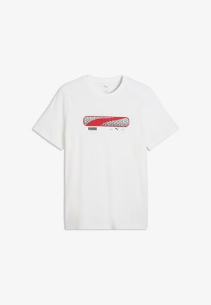 Hvid T-shirt med korte ærmer med et rødt Puma-logo og teksten "PUMA EST. 1948" centreret på brystet.