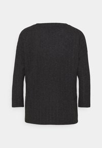 Pull en maille gris foncé à manches longues avec un col rond, vu de dos sur un fond clair uni.
