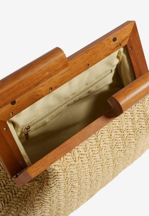 Tkaná slámová kabelka se dřevěným zapínáním, má béžovou podšívku a zipovou kapsu. Tělo kabelky má strukturovaný vzor herringbone.