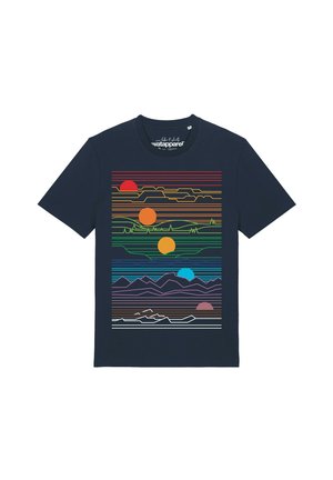 Marineblaues T-Shirt mit mehrfarbigen horizontalen Linien und abstrakten Formen, die Bergen und Sonnen in Rot, Orange, Gelb, Blau und Braun ähneln.