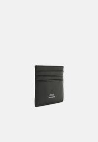 Portofel din piele neagră pentru carduri, cu patru sloturi pentru carduri, logo-ul brandului embosat și o textură netedă. Design compact și subțire pentru o transportare ușoară.