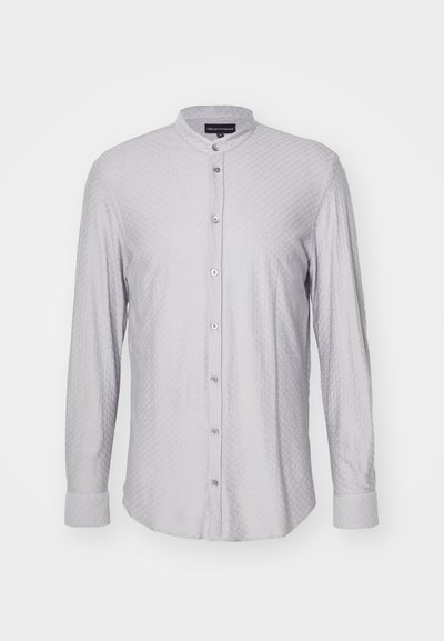 Ανοιχτό γκρι μακρυμάνικο πουκάμισο με υφή σε σχέδιο κηρήθρας, ψηλό γιακά και μπροστινό κλείσιμο με κουμπιά, που διαθέτει ασημένια κουμπιά.
