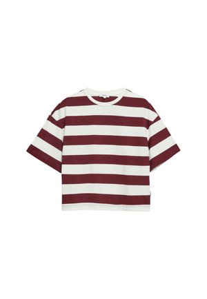 T-shirt met korte mouwen en ronde hals met brede horizontale kastanjebruine en witte strepen, plat gelegd op een witte achtergrond.