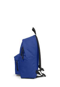 Modrý tkaninový batoh se strukturovaným tvarem, nastavitelnými černými popruhy, přední kapsou na zip a stahovacími detaily na hlavním oddílu.