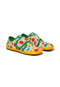 Scarpe in tessuto colorate con una base beige, caratterizzate da motivi giocosi di animali e forme in rosso, blu e giallo. Accenti verdi e cinturini in velcro.