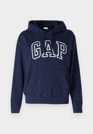 Mørkeblå hettegenser laget av bomullsblanding med frontlomme, ribbede mansjetter og nederkant, med "GAP" trykt tydelig i hvitt.