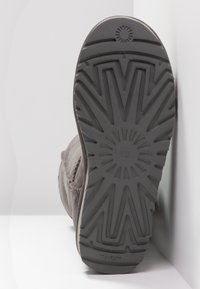 UGG CLASSIC II - Botas - grey