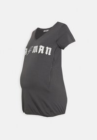 Camisola de maternidade cinza claro com decote em V, mangas curtas e texto gráfico branco. Barra inferior elástica para um ajuste confortável sobre a barriga.