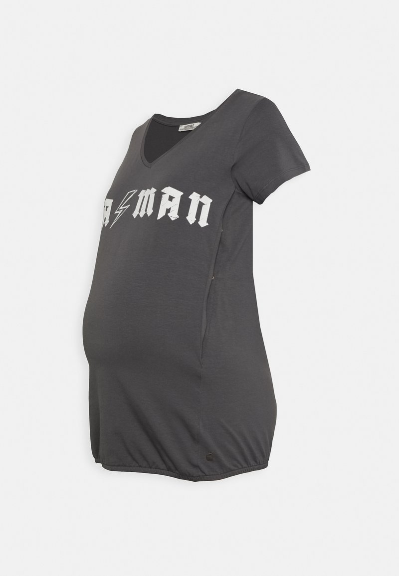 Camisola de maternidade cinza claro com decote em V, mangas curtas e texto gráfico branco. Barra inferior elástica para um ajuste confortável sobre a barriga.