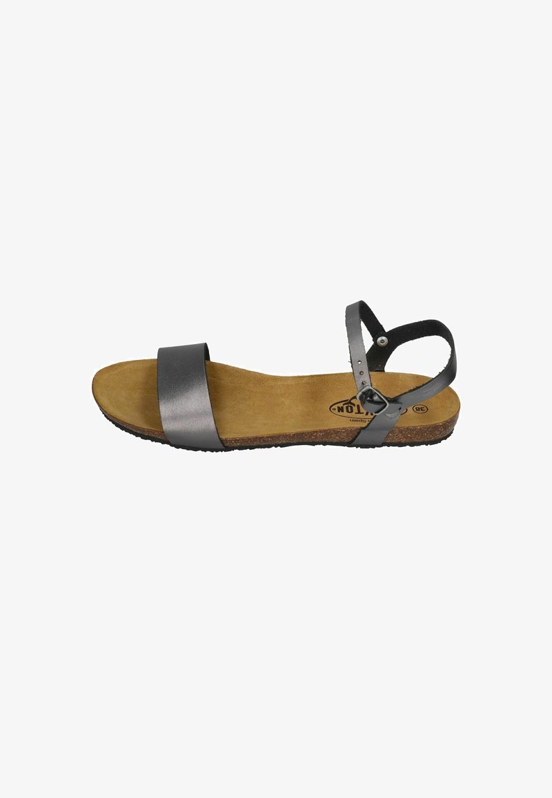 Graue Leder-Sandale mit einem breiten Riemen über dem Zeh und einem verstellbaren Knöchelriemen. Die Fußbett ist hellbraun und hat eine strukturierte Gummisohle.